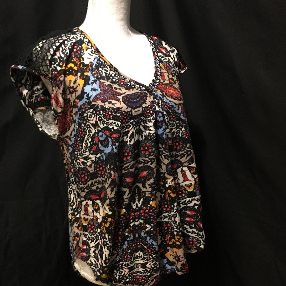 Lucky Brand. Lace. Medium. V-neck. Short sleeve.